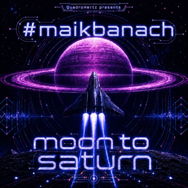 Ein Raumschiff fliegt auf einen lila beleuchteten Planeten mit Ringen zu, umgeben von futuristischen Grafiken und Texten "#maikbanach" und "moon to saturn".