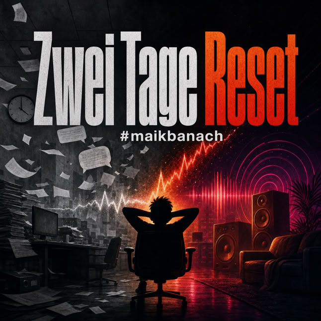 Illustration eines Raumes mit einem Schreibtisch voller Papier auf der linken Seite und Lautsprechern auf der rechten Seite. Eine Person sitzt in der Mitte mit verschr&auml;nkten Armen hinter dem Kopf. Oben steht der Text "Zwei Tage Reset #maikbanach".